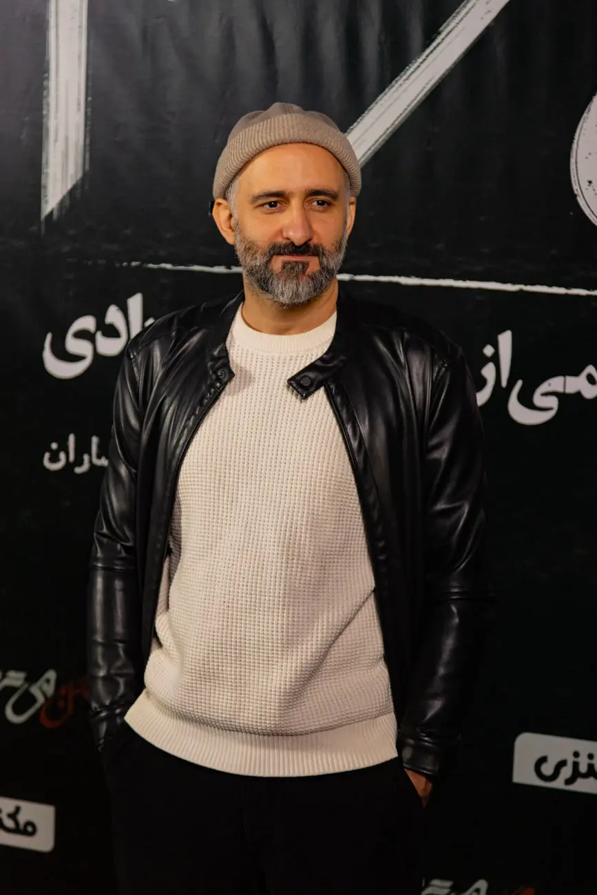 ایرج طهماسب (Iraj Tahmaseb) با کلاه بافتنی و کت چرمی در مراسم فیلم