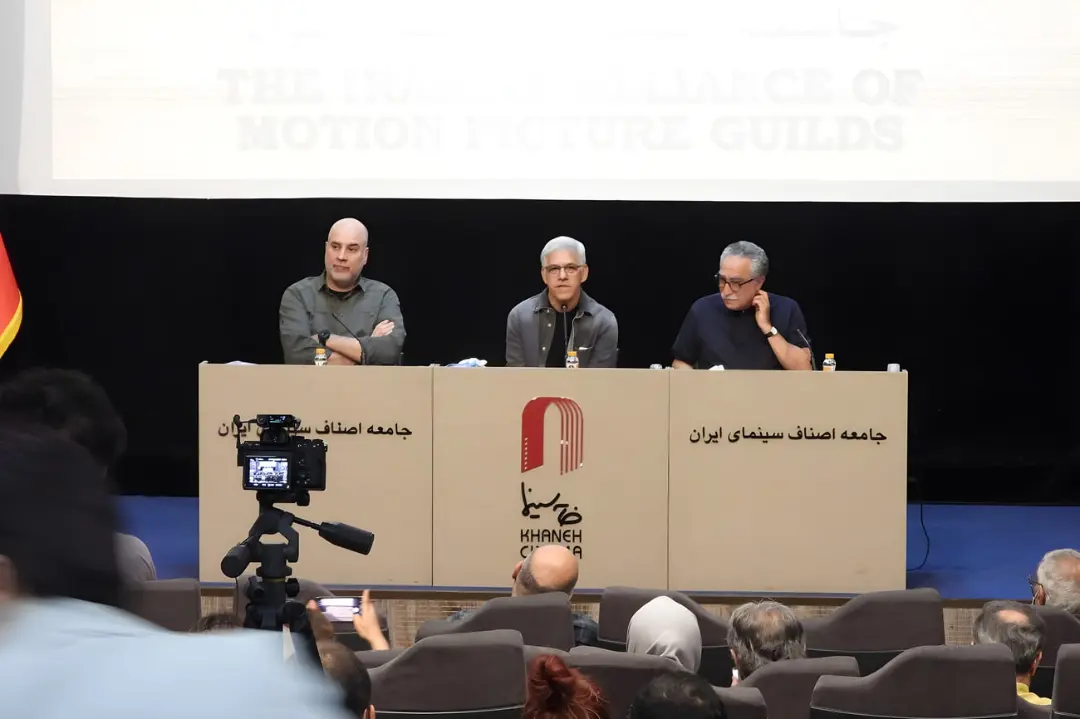 اعضای انجمن اصناف سینمای ایران (KHANEH CINEMA) پشت میز نشست برگزار شده