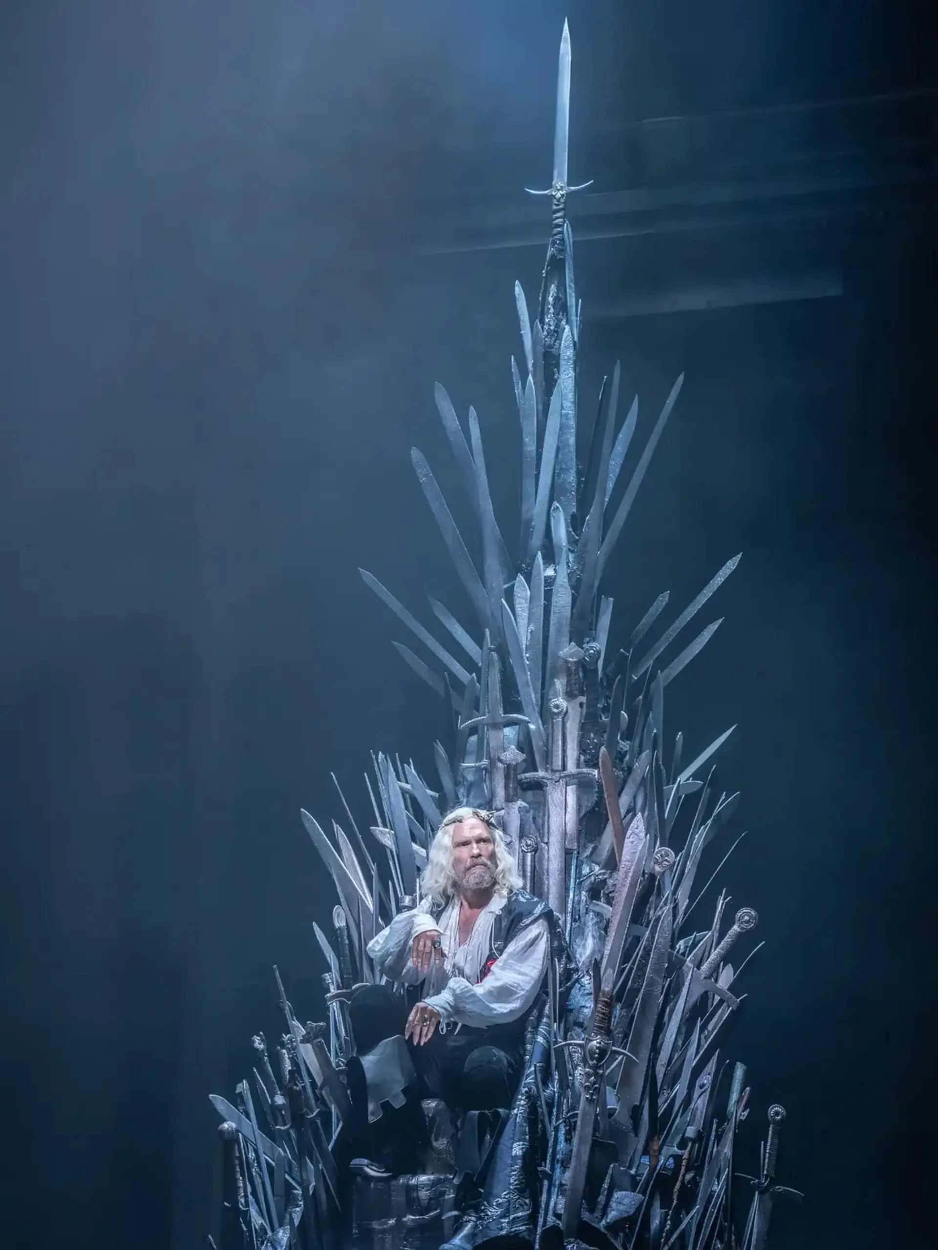 تخت آهنین (Iron Throne) ساخته شده از شمشیرهای فرو رفته با مردی روی آن