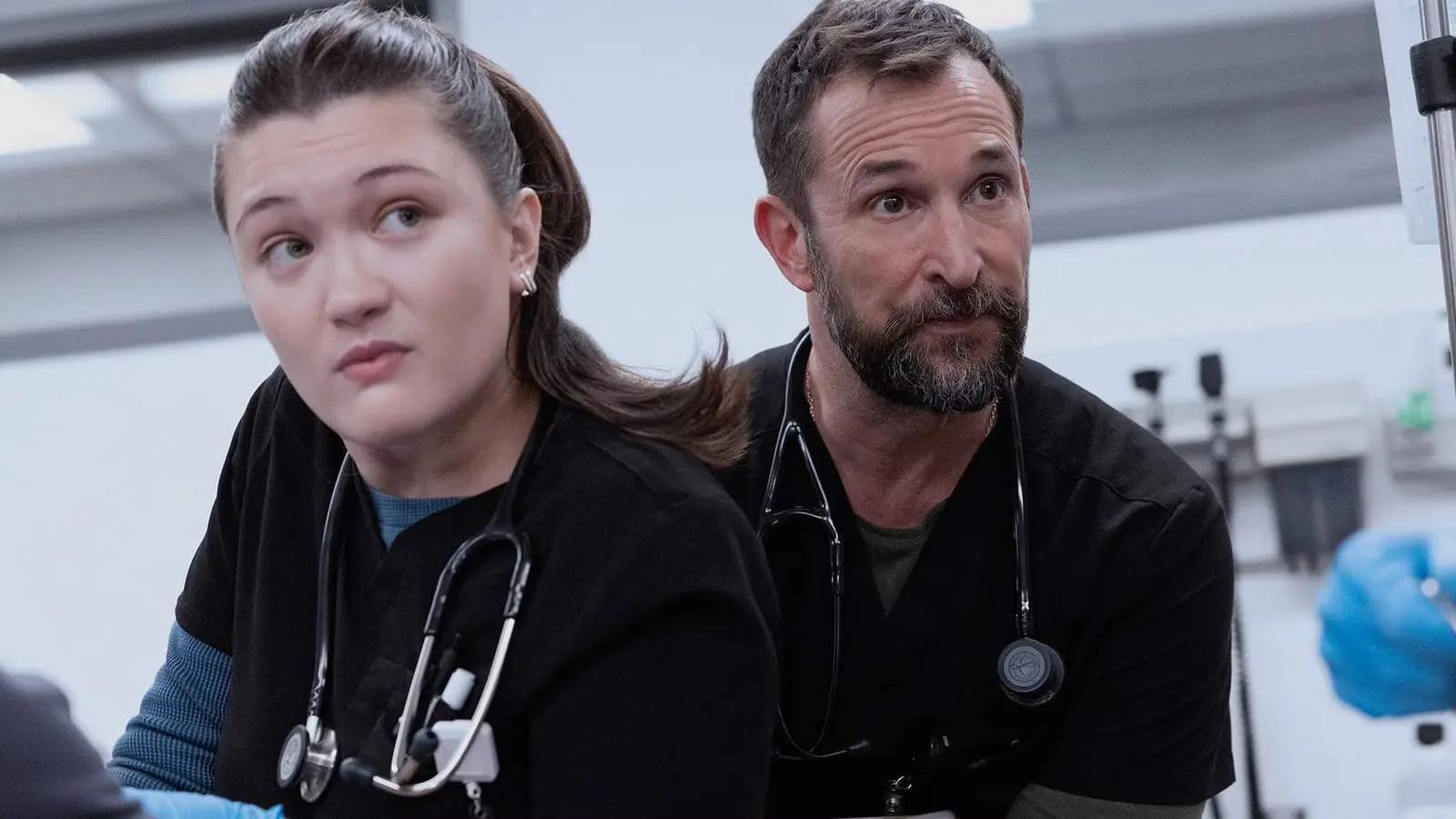 ایسا بریونس (Isa Briones) و نوآ وایل (Noah Wyle) با استتوسکوپ در سریال The Pitt