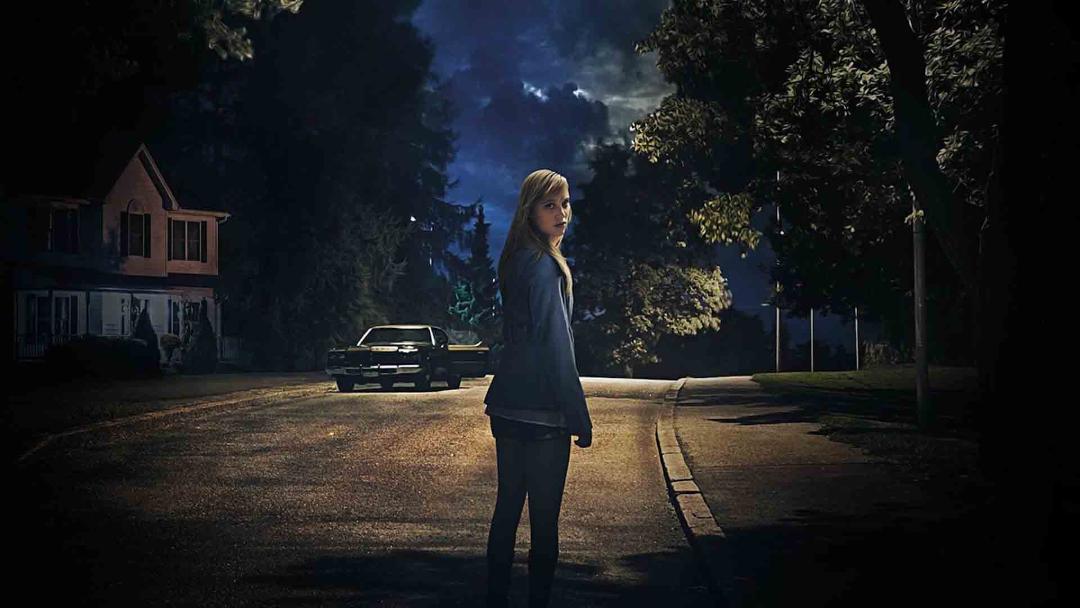 مایکا مونرو وسط یک خیابان در فیلم It Follows