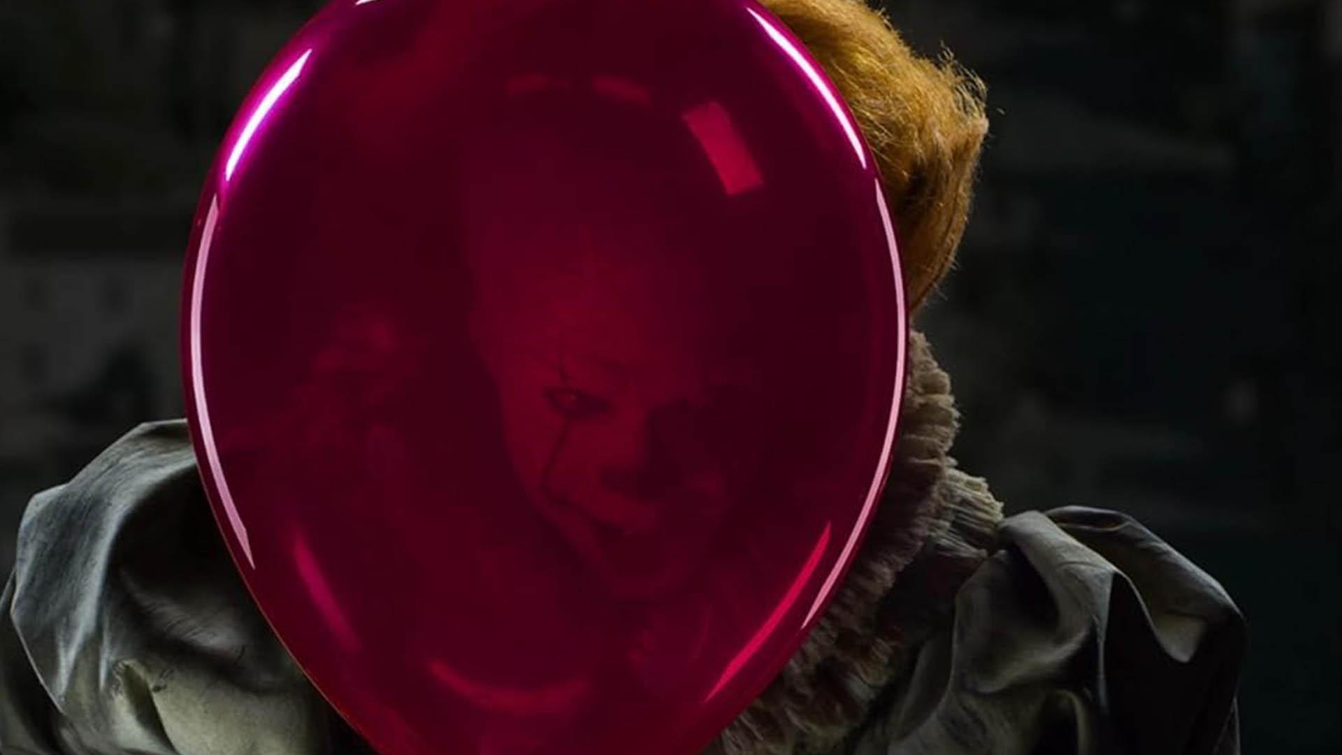 شخصیت پنی وایز با یک بادکنک در سریال It: Welcome to Derry