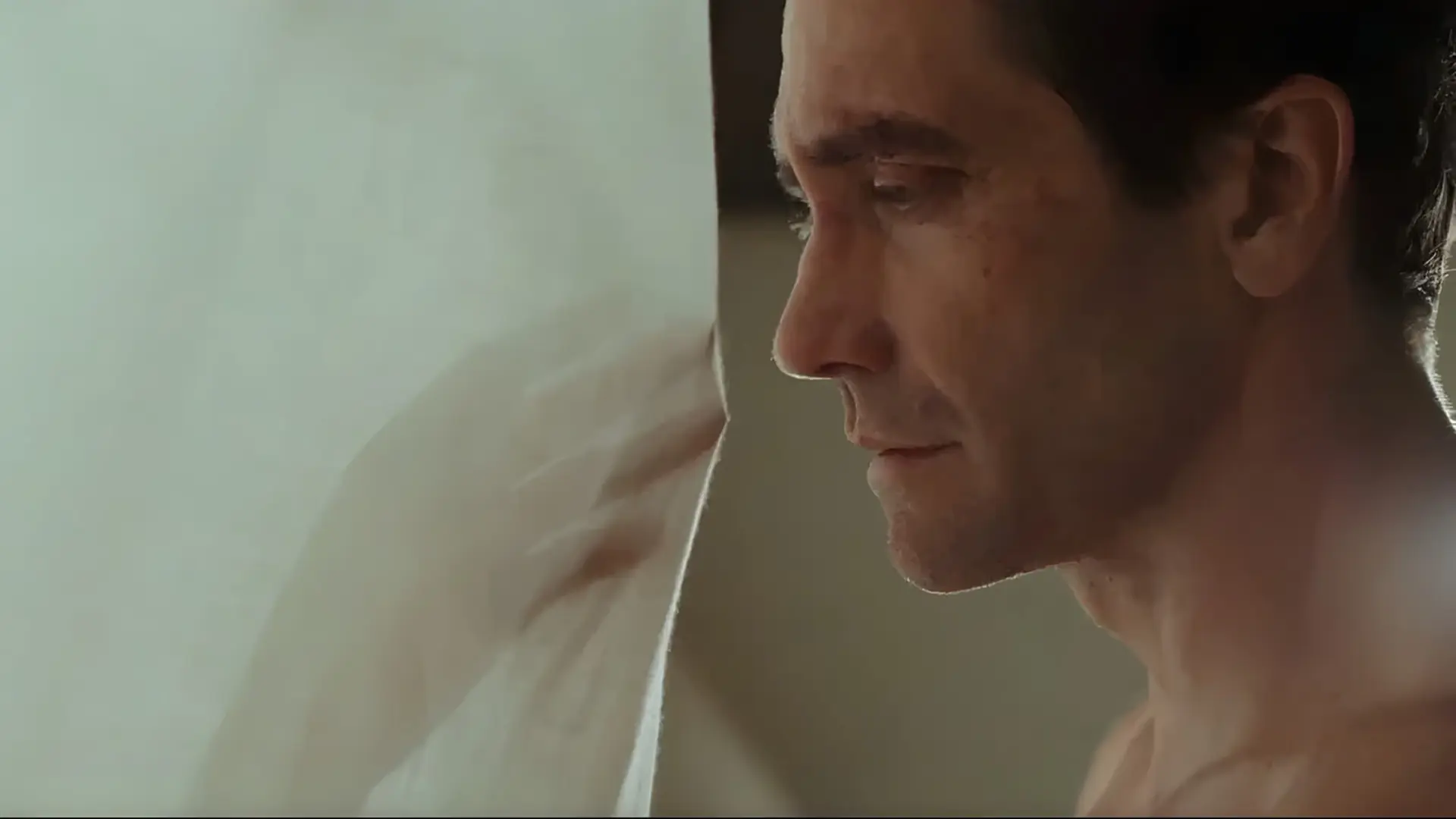 جیک جیلنهال (Jake Gyllenhaal) در صحنه‌ای از فیلم عاشقانه هیچکاکی Remain