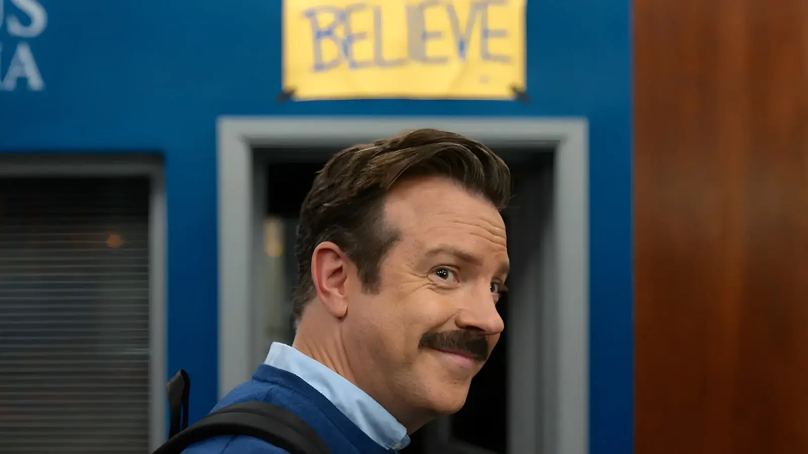 تد لاسو (Jason Sudeikis) در صحنه‌ای از سریال کمدی تد لاسو (Ted Lasso)