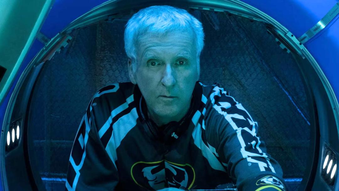جیمز کامرون (James Cameron) در محیطی با نورپردازی آبی در پشت صحنه فیلم‌برداری