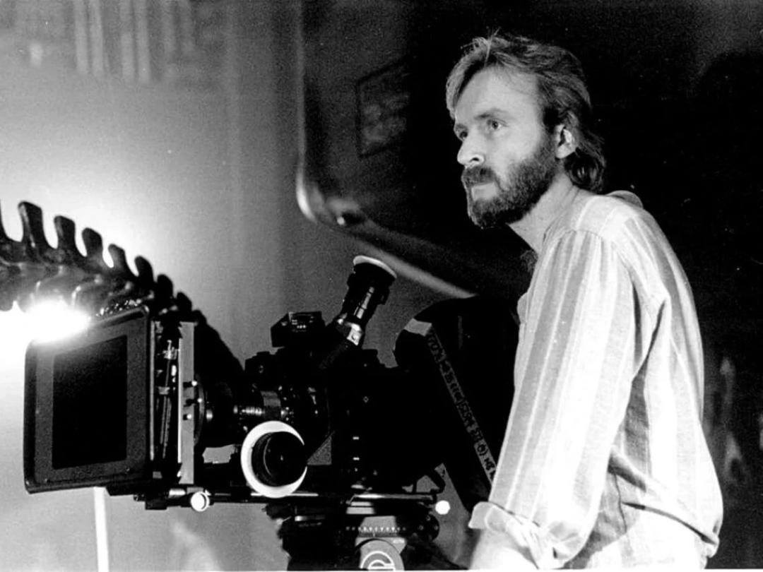 جیمز کامرون (James Cameron) در حال کار با دوربین سینمایی در صحنه فیلم‌برداری