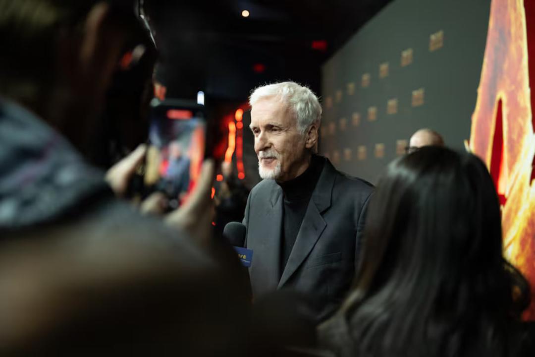 جیمز کامرون (James Cameron) در میان خبرنگاران و دوربین‌های عکاسی