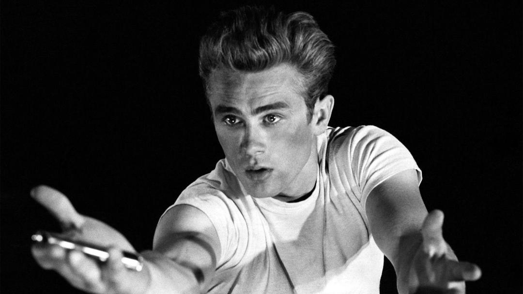 جیمز دین (James Dean) با تیشرت سفید در یک نمای نزدیک
