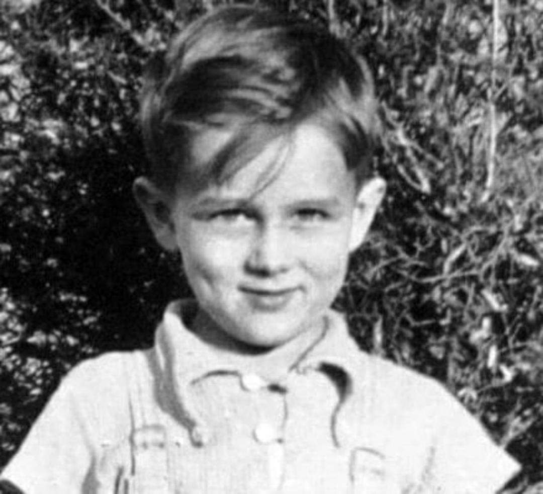 جیمز دین (James Dean) در دوران کودکی در فضای باز