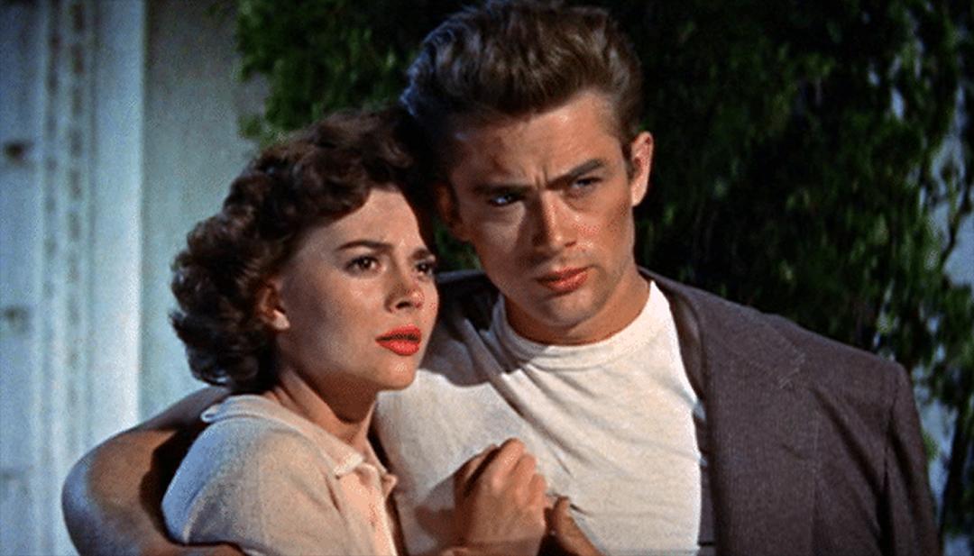 جیمز دین (James Dean) در کنار بازیگر زن در یک سکانس سینمایی