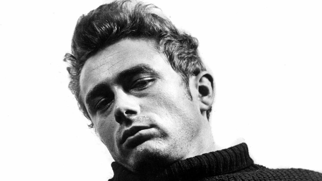 چهره جیمز دین (James Dean) در یک نمای نزدیک سیاه و سفید