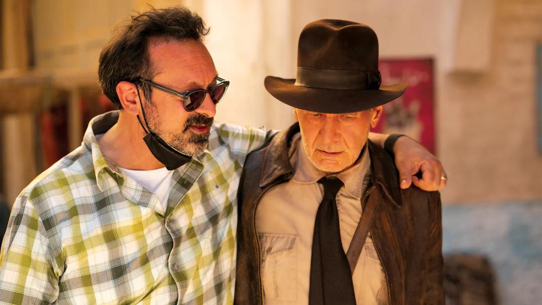 جیمز منگولد در کنار هریسون فورد در پشت صحنه فیلم Indiana Jones 5