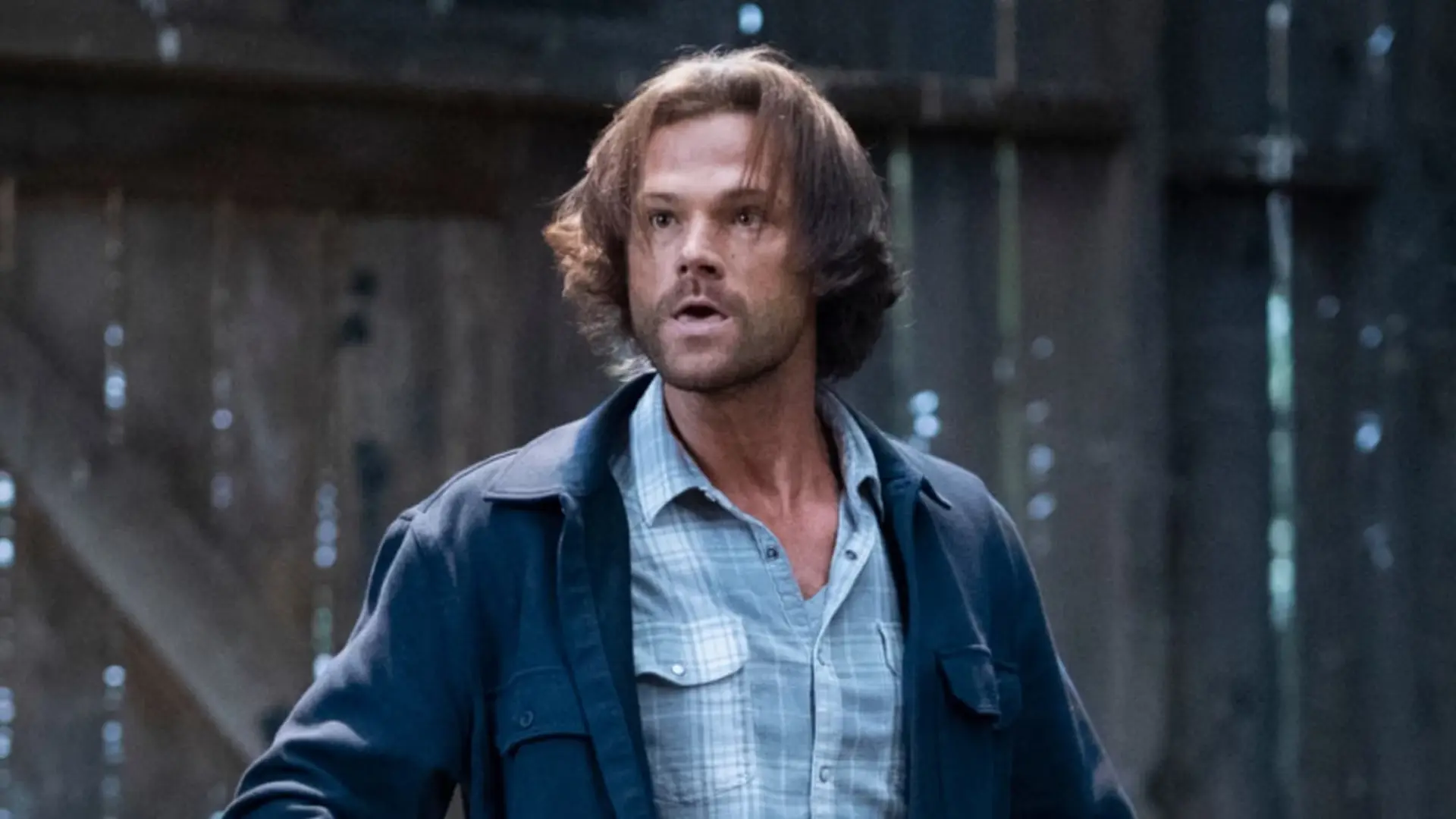 سام وینچستر (Sam Winchester) با چهره‌ای نگران در سریال سوپرنچر (Supernatural)