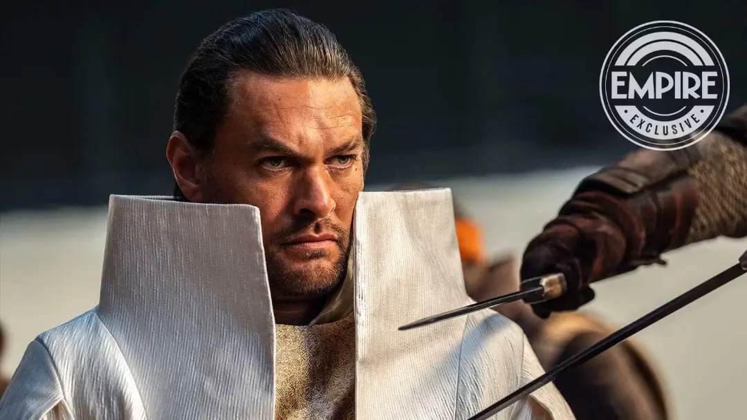 جیسون موموآ (Jason Momoa) با لباس سفید در فیلم تلماسه بخش سه