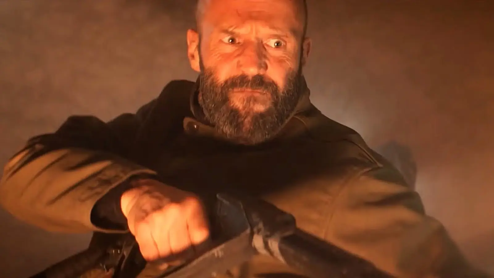 جیسون استاتهام (Jason Statham) در صحنه‌ای از تریلر فیلم اکشن Beekeeper 2