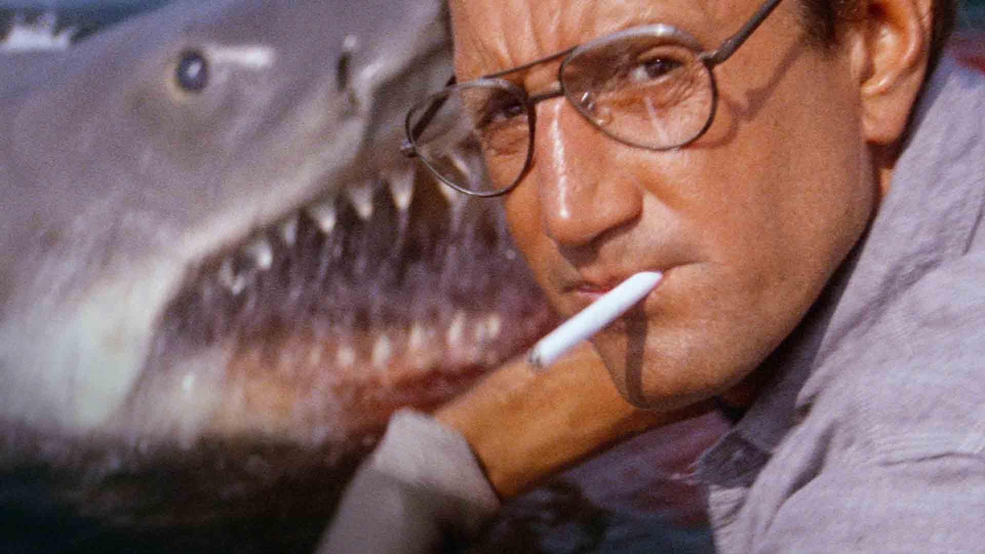 روی شایدر با یک سیگار مقابل کوسه در فیلم Jaws