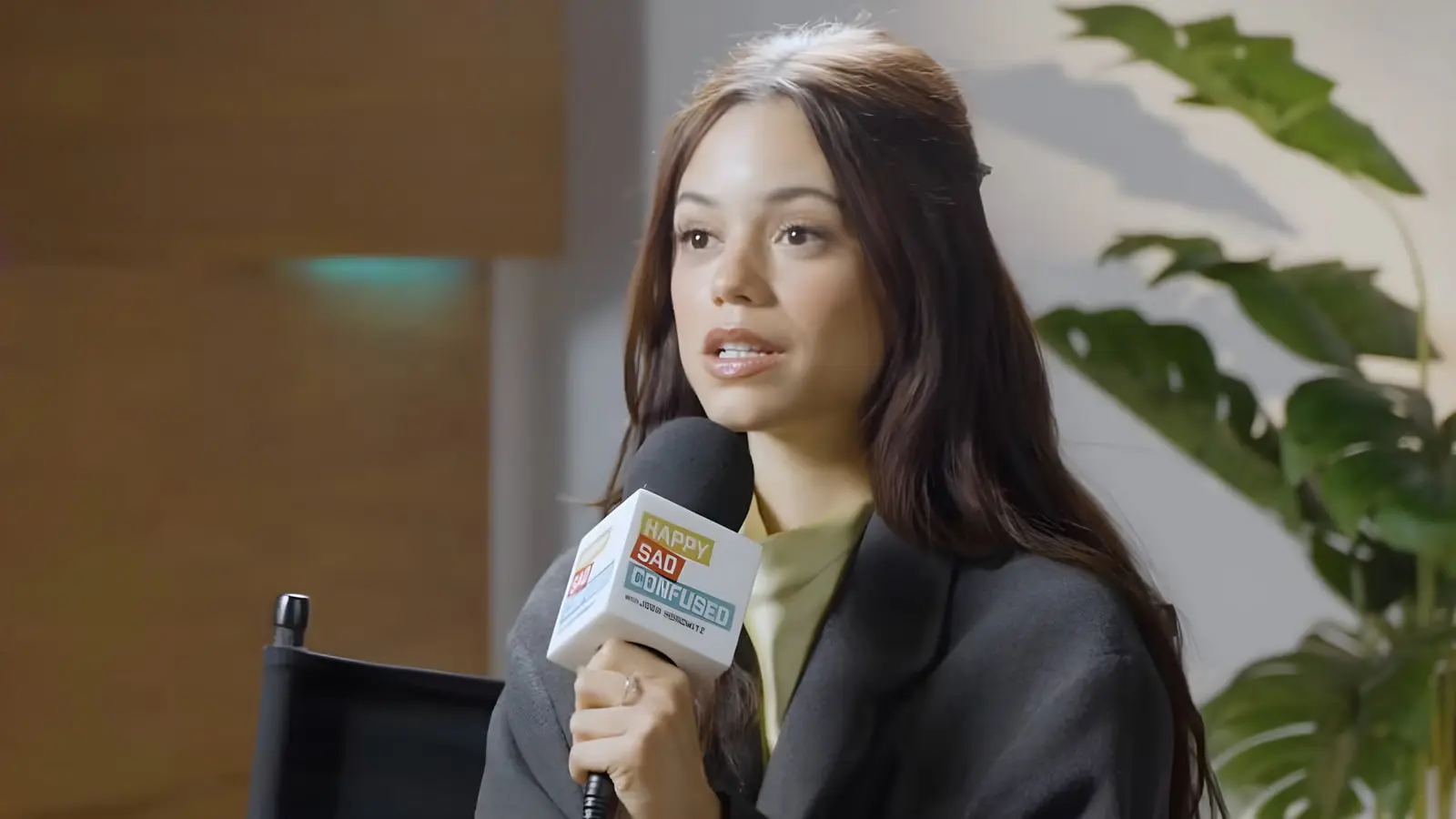 جنا اورتگا (Jenna Ortega) در حال صحبت با میکروفون در یک مصاحبه