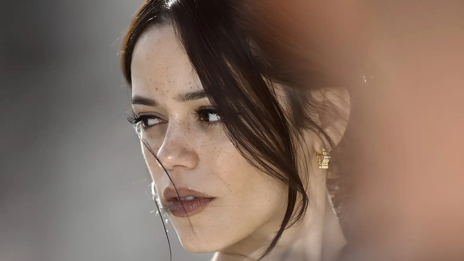 چهره نزدیک جنا اورتگا (Jenna Ortega) با پوست کک‌ومکی در مراسم کلارا و خورشید