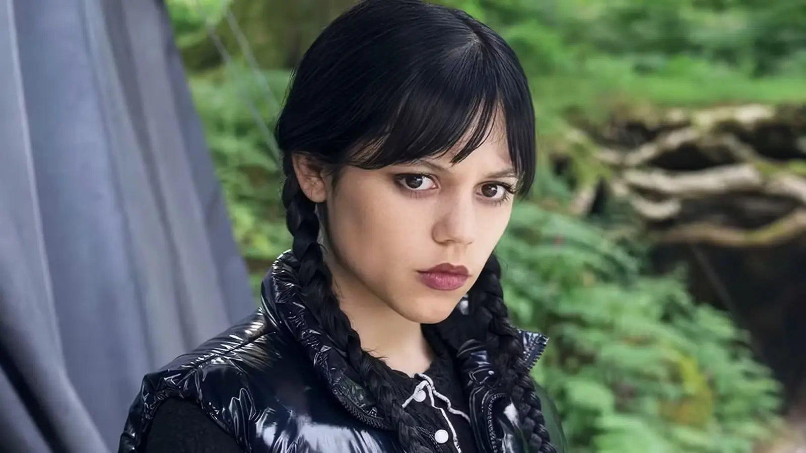 جنا اورتگا (Jenna Ortega) با موهای بافته شده در نقش شخصیت ونزدی