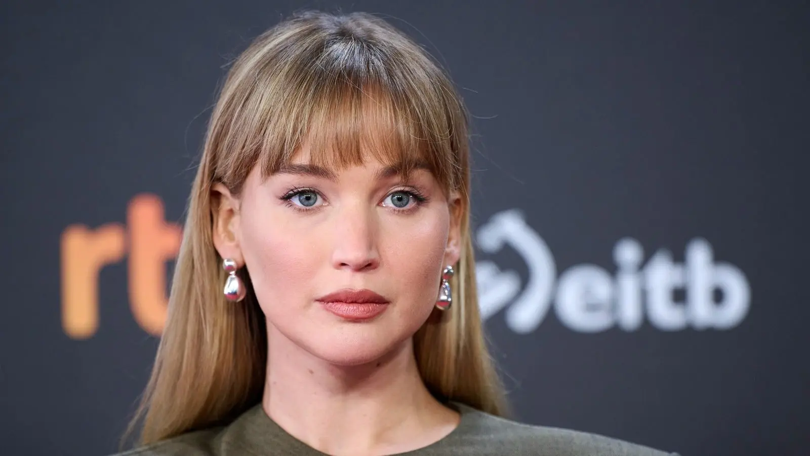 جنیفر لارنس (Jennifer Lawrence) با موهای بلوند و چشمان آبی در یک رویداد
