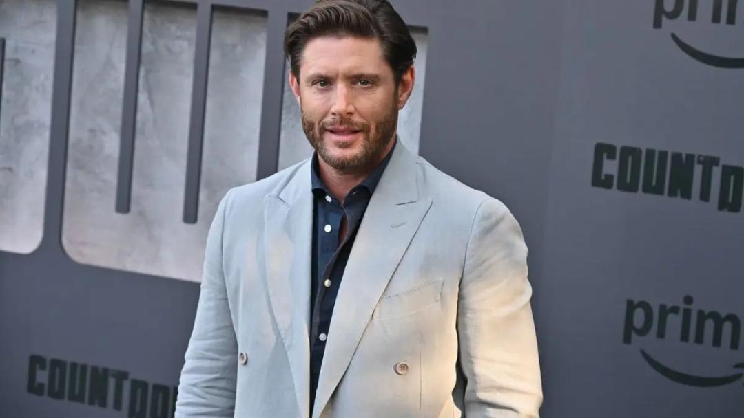جنسن اکلس (Jensen Ackles) با کت روشن در یک رویداد رسمی