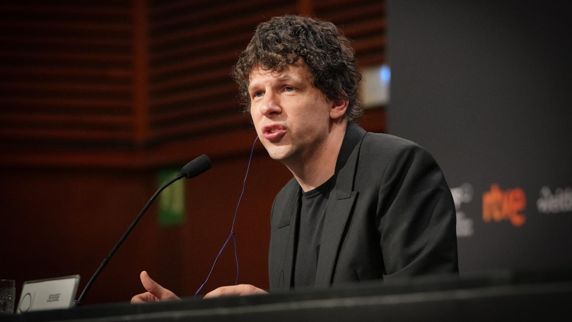 جسی آیزنبرگ (Jesse Eisenberg) در حال صحبت در جشنواره فیلم سن سباستین