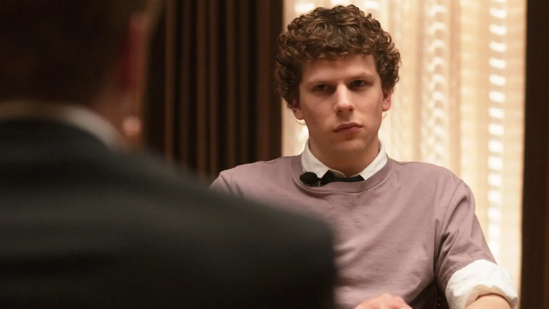 جسی آیزنبرگ (Jesse Eisenberg) در صحنه‌ای از فیلم شبکه اجتماعی (The Social Network)