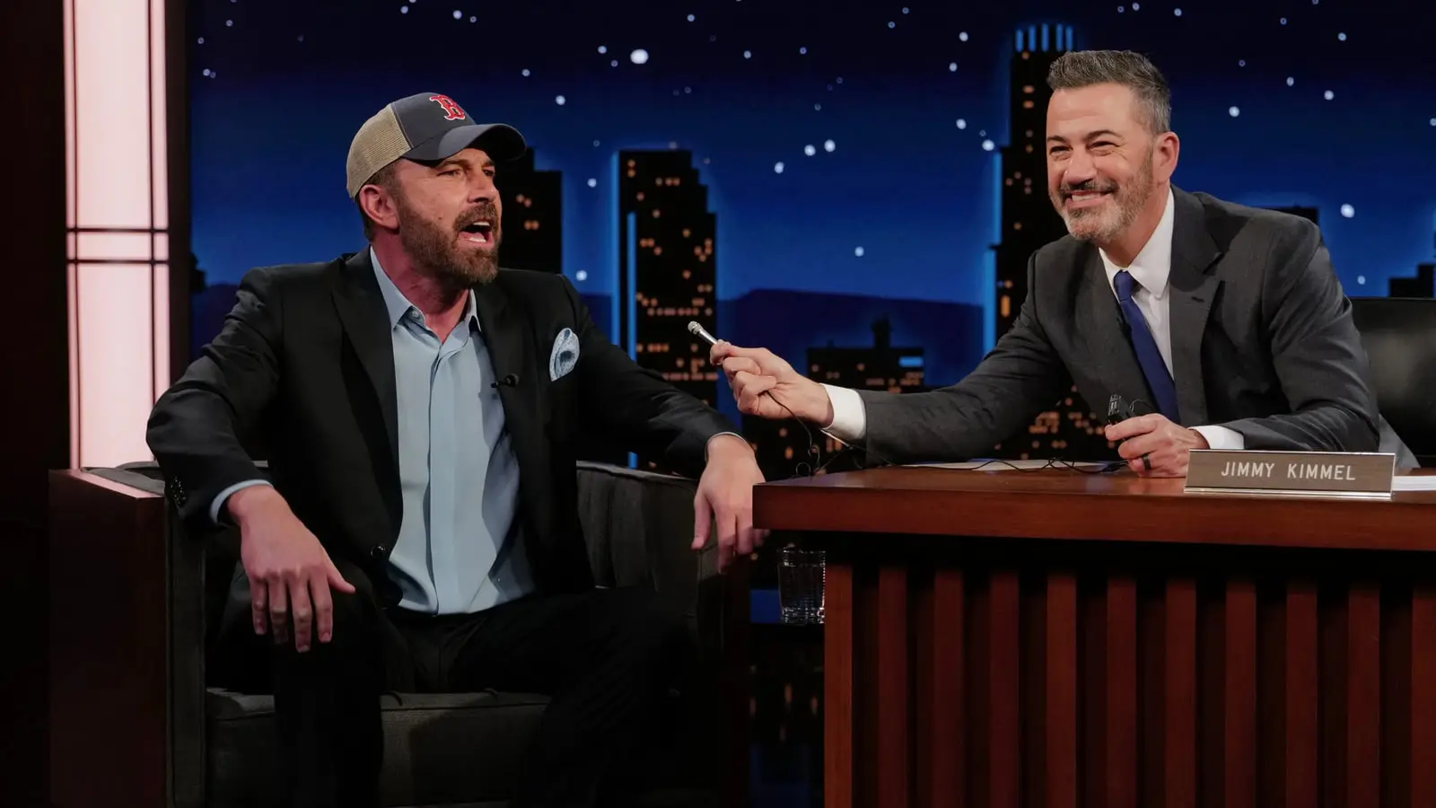 جیمی کیمل (Jimmy Kimmel) در حال گفت‌و‌گو با مهمان برنامه در استودیوی تلویزیونی