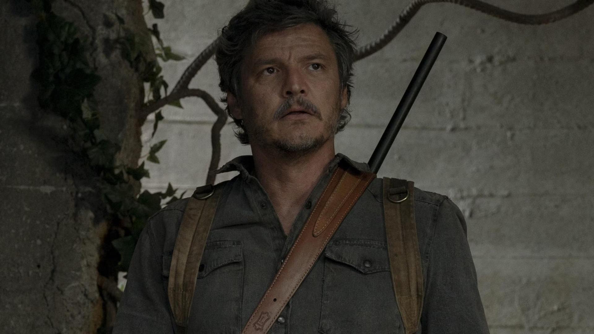 جوئل (Pedro Pascal) با کوله‌پشتی و سلاح در محیطی ویران‌شده