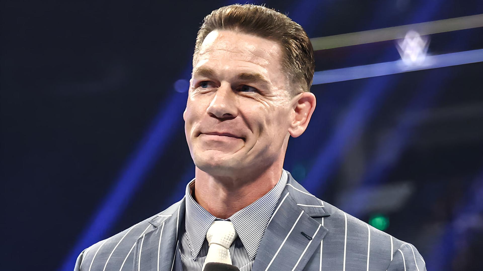 جان سینا (John Cena) با کت و شلوار راه‌راه در محیط مسابقات کشتی کج