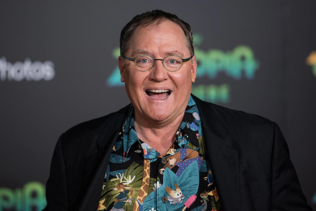 جان لستر (John Lasseter) با عینک و پیراهن طرح‌دار در رویداد سینمایی