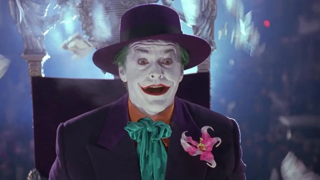 جوکر (Joker) با آرایش سفید و کلاه بنفش در یک صحنه سینمایی