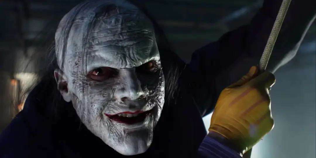 چهره ترسناک شخصیت جوکر (Joker) با آرایش سفید و لبخند قرمز