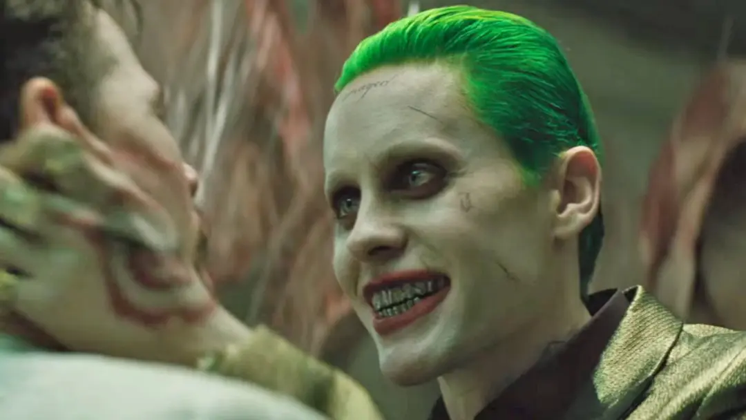 جوکر جرد لتو (Joker) با موهای سبز و آرایش خاص در صحنه فیلم