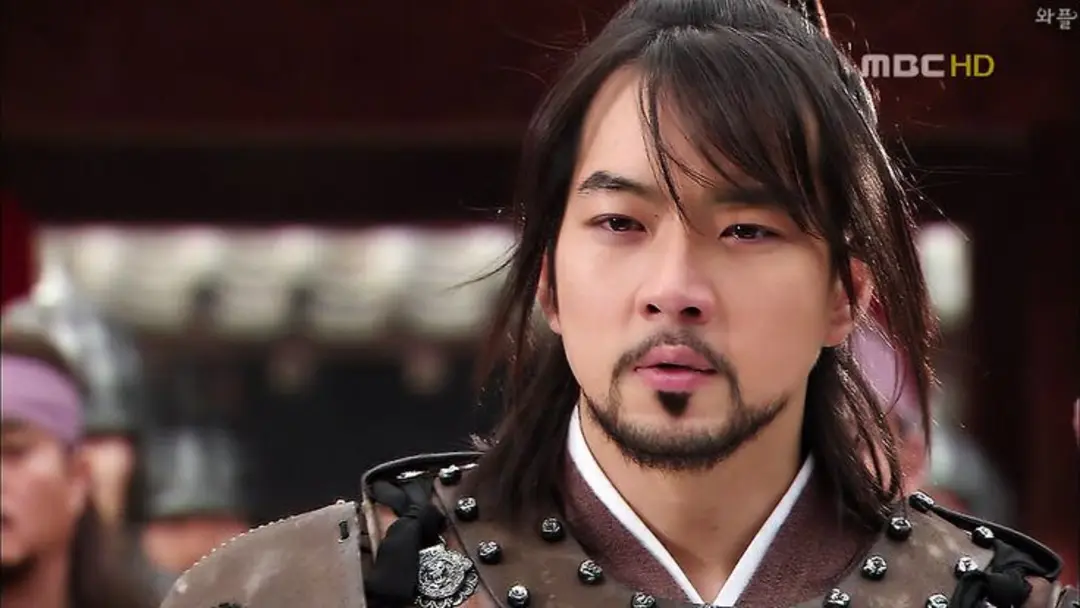 بازیگر سریال جومونگ (Jumong) با لباس تاریخی در صحنه نمایش