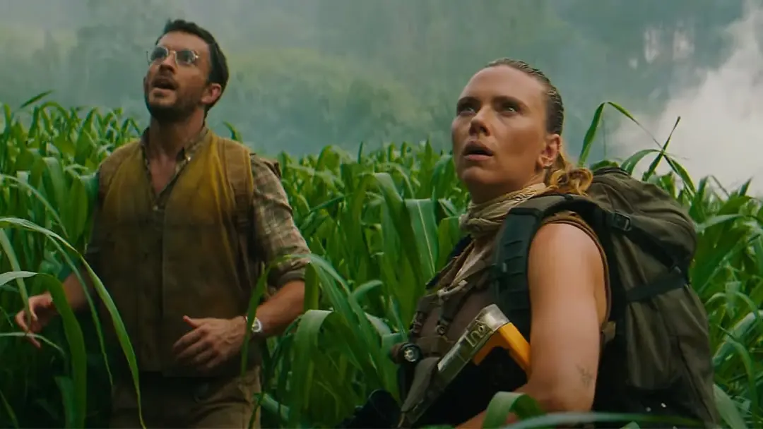 اسکارلت جوهانسون و جاناتان بیلی در فیلم Jurassic World Rebirth