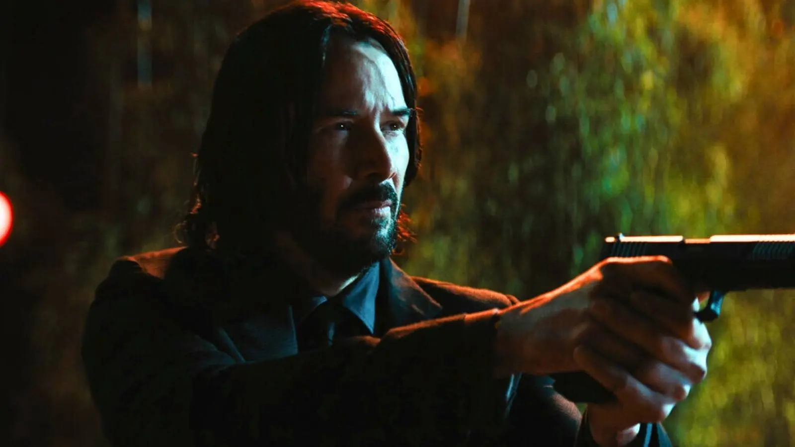 کیانو ریوز (Keanu Reeves) در حال هدف‌گیری با اسلحه در صحنه‌ای اکشن