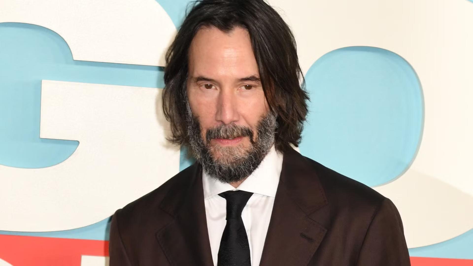 کیانو ریوز (Keanu Reeves) با کت و پیراهن سفید در مراسم فرش قرمز