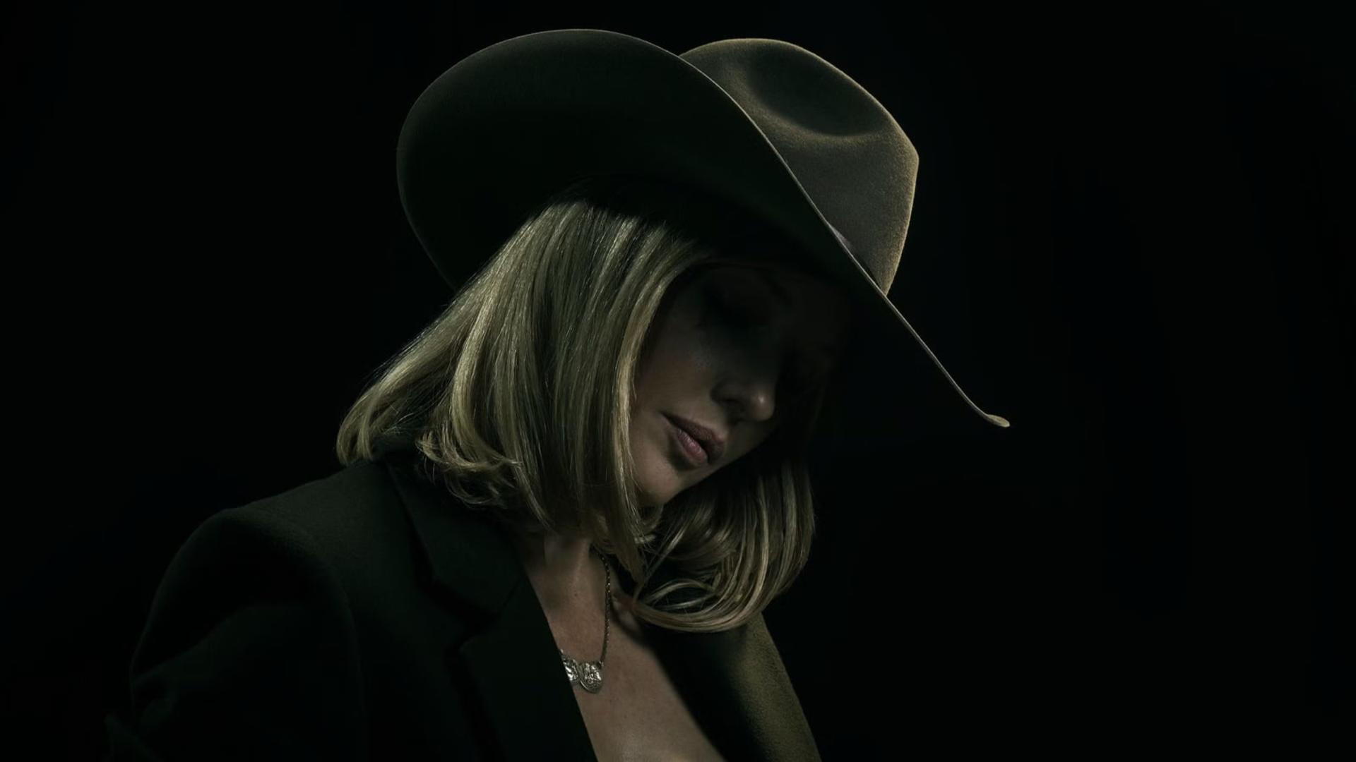بت داتون (Beth Dutton) با کلاه گاوچرانی در فضای تاریک
