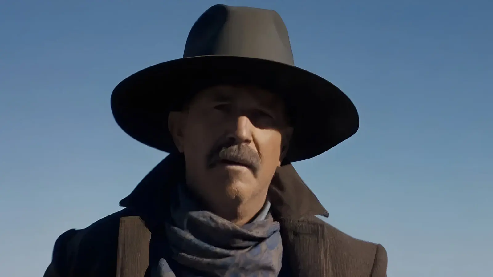 کوین کاستنر (Kevin Costner) با کلاه لبه‌دار در فضای باز