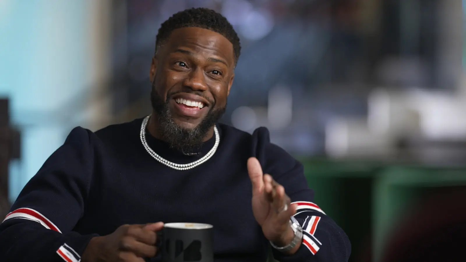 کوین هارت (Kevin Hart) در حال صحبت و لبخند زدن