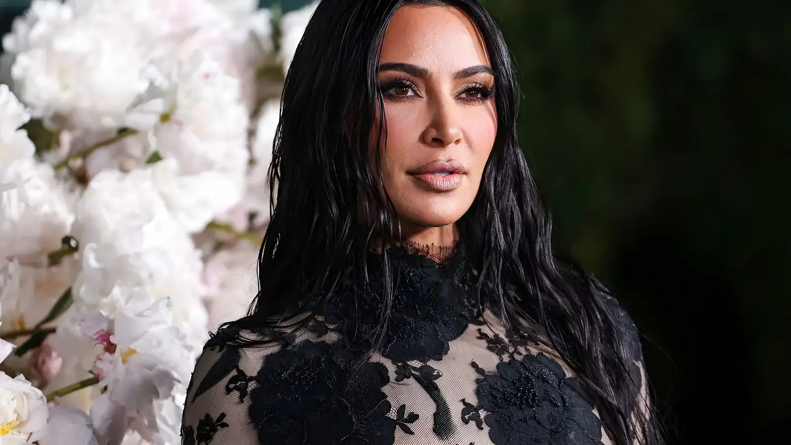 چهره کیم کارداشیان (Kim Kardashian) با موهای مشکی و لباس توری مشکی