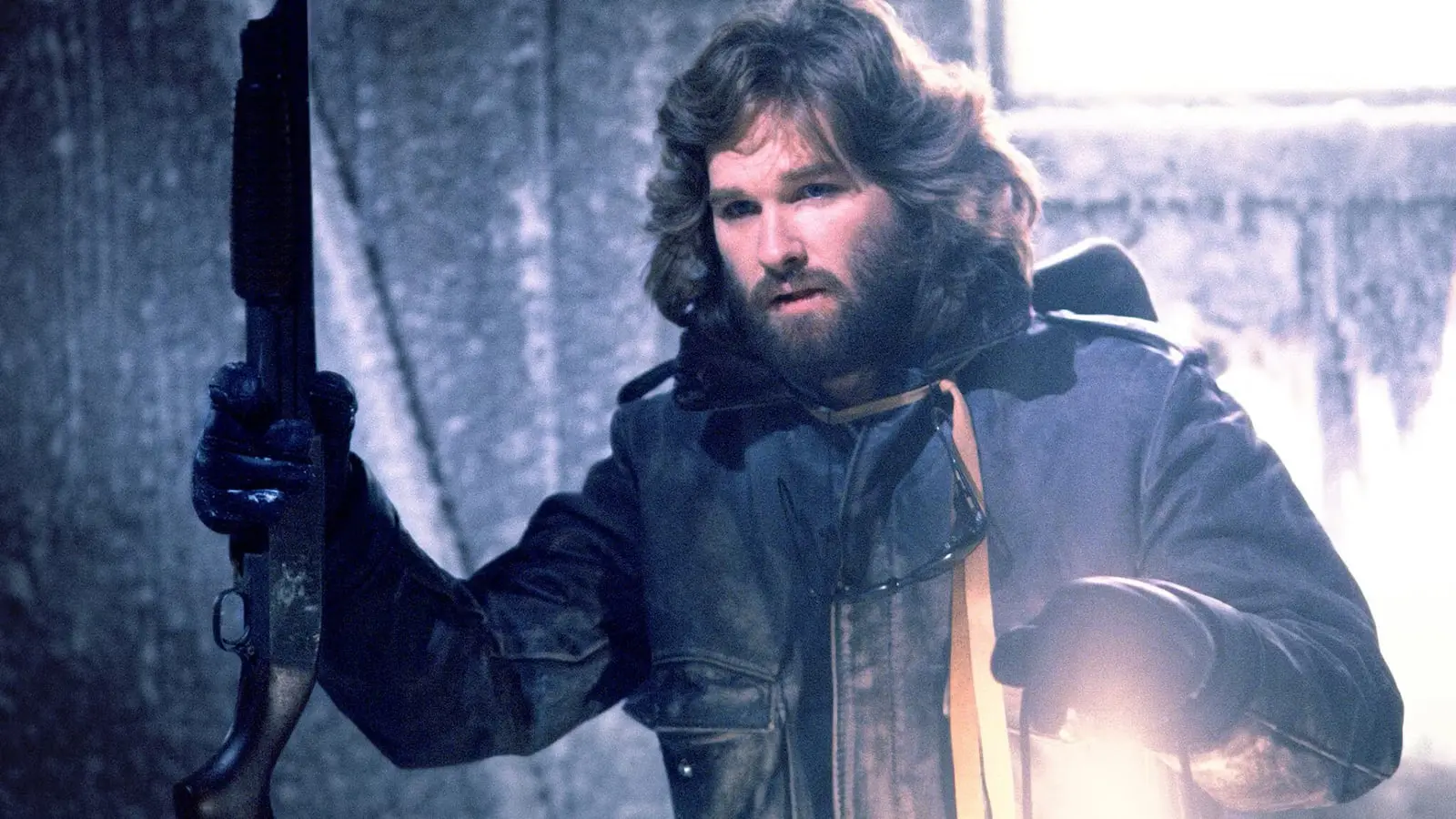 کرت راسل (Kurt Russell) با تفنگ و فانوس در فیلم چیز