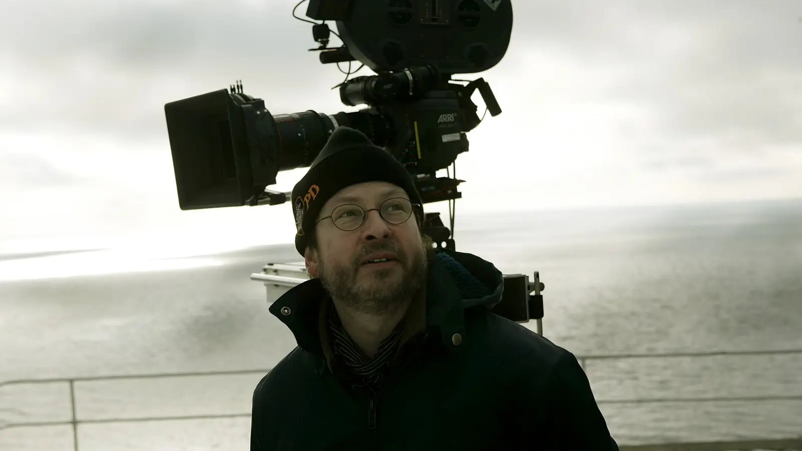 لارس فون تریه (Lars von Trier) در کنار دوربین سینمایی در ساحل