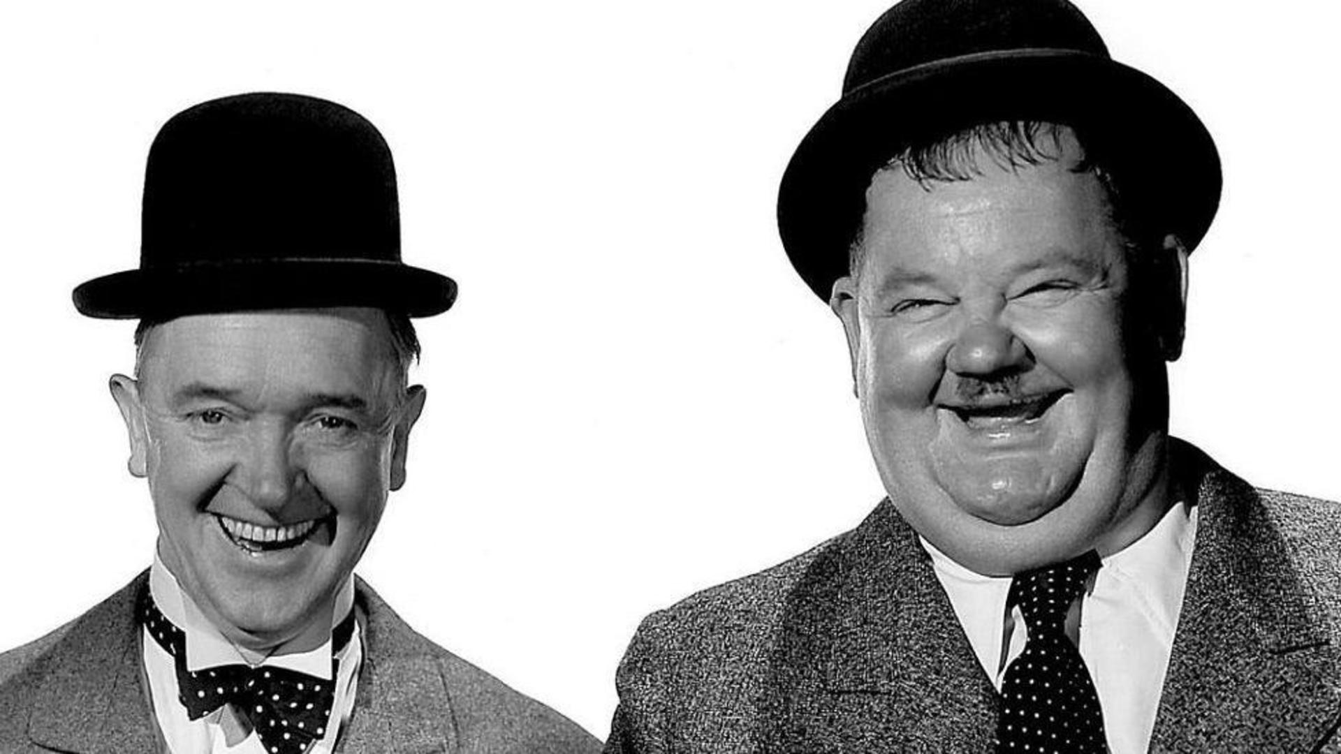 لورل و هاردی (Laurel and Hardy) با کلاه بولر و لباس رسمی