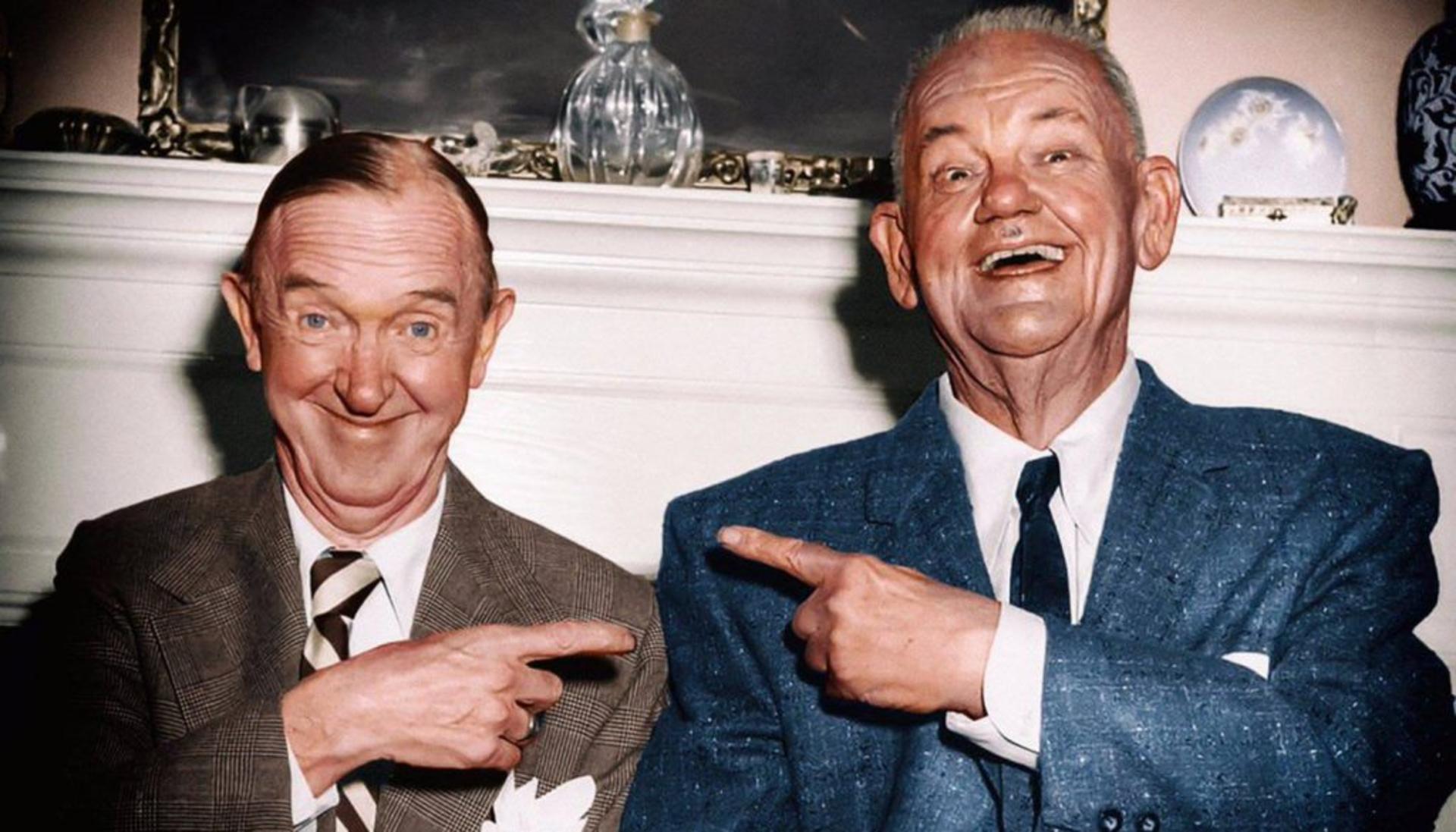 لورل و هاردی (Laurel and Hardy) در کنار یکدیگر ایستاده‌اند