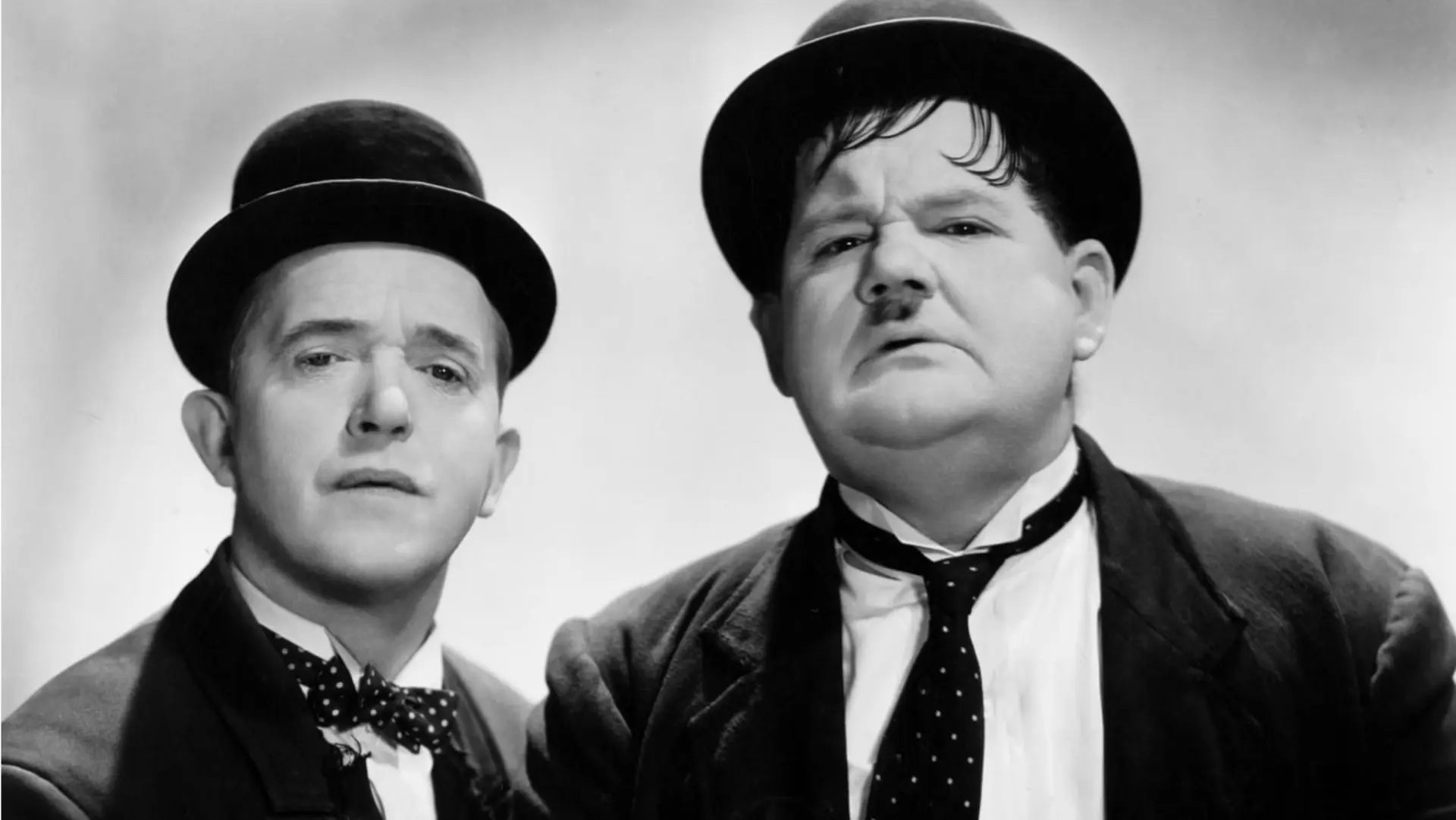 لورل و هاردی (Laurel and Hardy) با کلاه بولر در یک نمای نزدیک