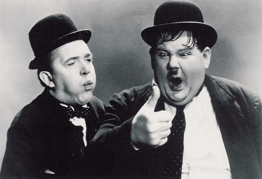 لورل و هاردی (Laurel and Hardy) با کلاه بولر در حال اجرای نمایش کمدی