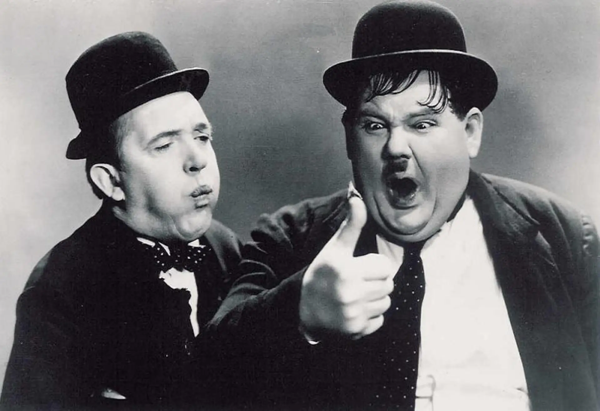 لورل و هاردی (Laurel and Hardy) با کلاه بولر در حال اجرای نمایش کمدی