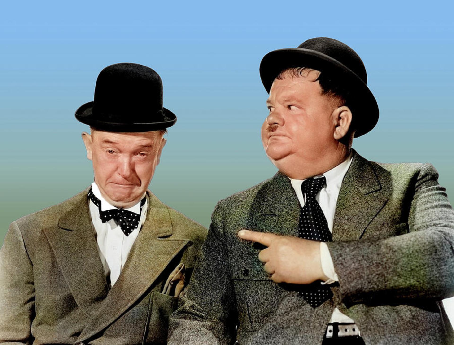 لورل و هاردی (Laurel and Hardy) با کلاه بولر و کت‌های کلاسیک